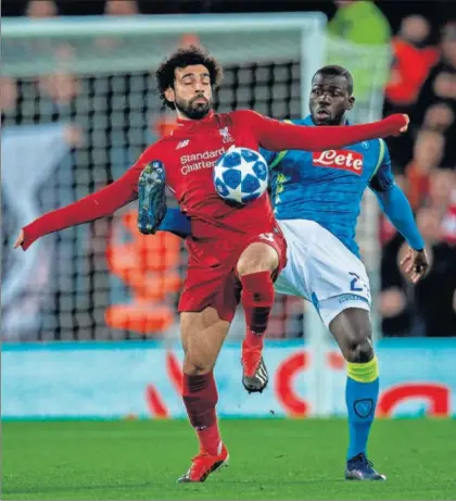 ?? / PETER POWELL (EFE) ?? Salah protege el balón ante el marcaje de Koulibaly, ayer en Anfield Road.