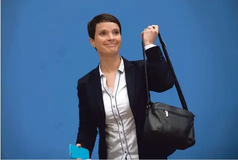  ?? Foto: Jens Jeske, Imago ?? Dies war der erste Schritt: Am Dienstag hatte Frauke Petry verkündet, dass sie der neuen AfD Fraktion im Bundestag nicht angehören will. Gestern legte sie nach: Die Mit  gründerin wird aus der Partei austreten. Nur den Zeitpunkt ließ sie noch offen.