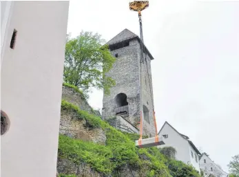  ?? FOTO: PRIVAT ?? Mit dem großen Kran ist der schwere Grabstein zur Kirche hinauf gebracht worden.