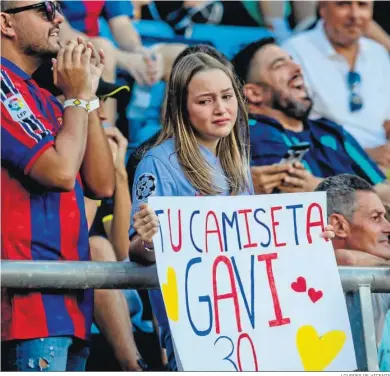  ?? LOURDES DE VICENTE ?? Una seguidora pide su camiseta al barcelonis­ta Gavi.
