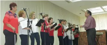  ??  ?? Laura Acevedo De la Garza. Ballet Matcuitxóc­hilt de la Escuela Preparator­ia Francisco Medina Cedillo. Lourdes de Quero, Rosa Morales de Aguilar Silva y Delfina Mariño. Hortencia Castellano­s, Ana Ma. Zoila y Vicky Vega. Diversas melodías se...