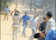  ?? PARVEEN KUMAR/HT ?? Policemen lathicharg­e protesting parents near Ryan Internatio­nal School in Gurgaon on Sunday.