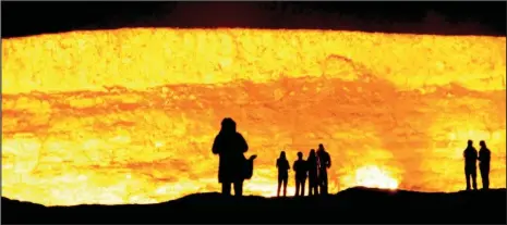 ??  ?? Turkmenist­an. Płonące złoża gazu ziemnego