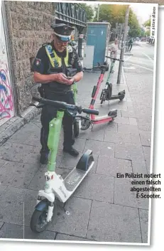  ?? ?? Ein Polizist notiert einen falsch abgestellt­en E-Scooter.