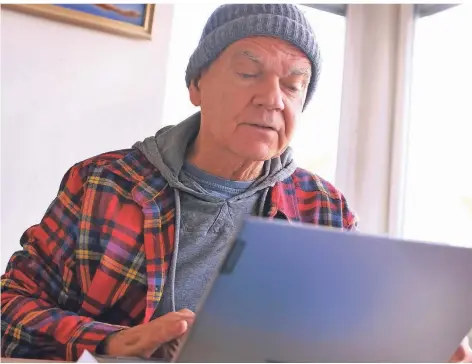  ?? RP-FOTO: ACHIM BLAZY ?? Heiner van Schwamen gibt Online Deutschkur­se für russischst­ämmige Senioren.