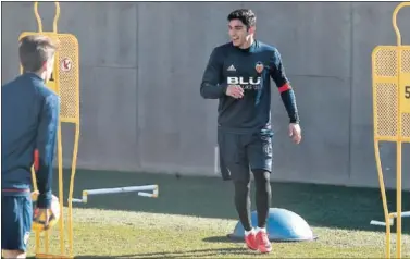  ??  ?? EN TIEMPO RÉCORD. Gonçalo Guedes trabajó ayer con el grupo y golpeó balón.