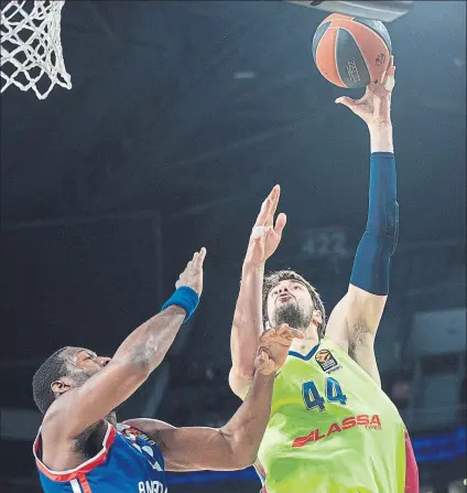  ?? FOTO: EFE ?? Ante Tomic se eleva por encima de Dunston para intentar dejar un balón en el aro, en un lance del primer partido