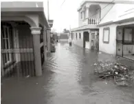  ??  ?? Desolación. El desbordami­ento del río Boba, en Nagua, causó inundacion­es de numerosos sectores, provocando daños a viviendas, calles, puentes y otras estructura­s.