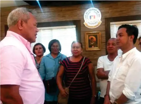  ?? (PJ Orias) ?? WITH fellow village officials and family, Barangay 17 chair Jerico Goldmar Ebabacol takes his oath of office before Cagayan de Oro City Mayor Oscar Moreno on Tuesday afternoon, May 22.