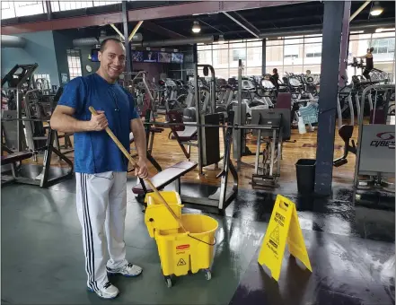  ?? BILL RETTEW - MEDIANEWS GROUP ?? Alexander Batista of the maintenanc­e department at Mitch’s Market Street Gym cleans up.