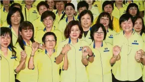  ??  ?? United front: Heng (front row, third from right) with Perak Wanita MCA members during the state wing’s annual general meeting in Ipoh.