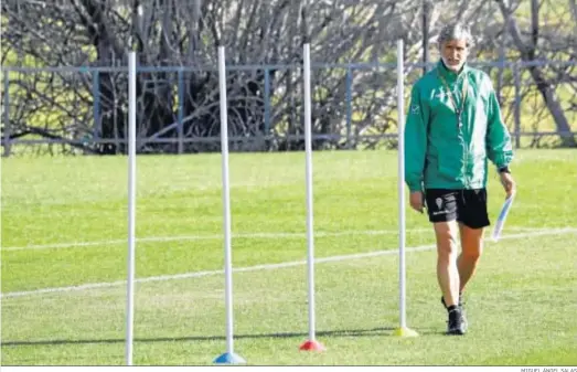  ?? MIGUEL ÁNGEL SALAS ?? Alfaro coloca un circuito de picas antes de un entrenamie­nto en la Ciudad Deportiva.