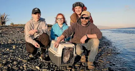  ?? PHOTO: ROBYN EDIE/STUFF ?? The Knapp family, from left, Jimmi, 17, Marli, 14, Sandie (back), and Dee, with the seal at the coast where they released it.