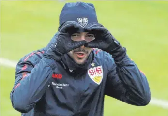  ?? FOTO: HERBERT RUDEL/IMAGO IMAGES ?? Muss die Konkurrenz den VfB bald mit dem Fernglas suchen oder was soll diese Geste bedeuten? Stuttgarts Stürmer Nicolás González zumindest ist zurück auf dem Platz und zu Scherzen aufgelegt.