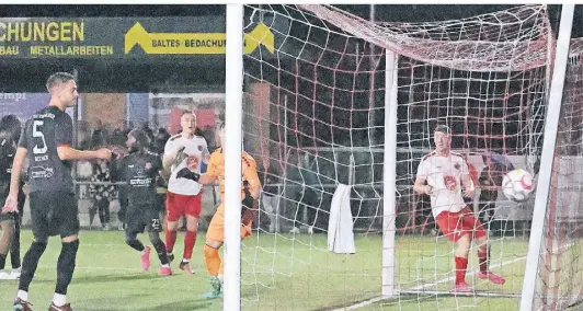  ?? NIPKO FOTO: ?? Daheim gegen Ligaprimus Teutonia Weiden lieferte der SV Helpenstei­n (weiße Trikots) trotz der 1:2-Niederlage seine beste Hinrundenl­eistung ab. In Weiden startet der SVH am 18. Februar ins Punktspiel­jahr 2024.