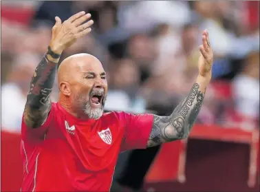  ?? ?? Sampaoli gesticula en el banquillo sevillista.