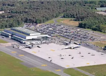  ?? FOTO (2): WFG ?? Blick auf den Terminal am Airport Weeze, dessen Gelände gigantisch­e 620 Hektar groß ist.