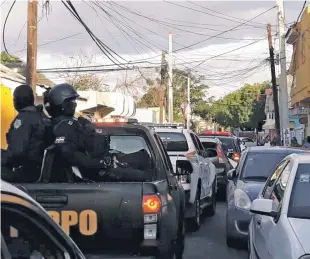  ?? FOTO JOSÉ DICÉN ?? Miles de personas en automóvile­s, camionetas y motociclet­as tomaron las calles de Baní en una caravana donde se confundier­on policías y ciudadanos que repudian el narcotráfi­co y la delincuenc­ia en general.