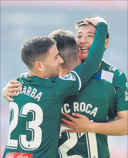  ?? FOTO: EFE ?? Embarba, Roca y Wu Lei, celebrando el gol del ariete chino que volteaba la inicial ventaja local. Los pericos no amarraron el triunfo