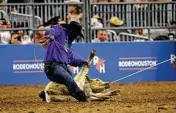  ?? Yi-Chin Lee / Staff photograph­er ?? Hunstville High graduate John Douch took home $57,250 on Saturday with a win in tie-down roping.