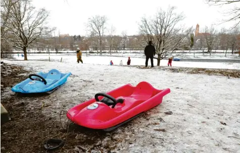  ?? Foto: Michael Hochgemuth ?? Am Freitag war auf dem Schlittenb­erg am Wittelsbac­her Park nicht so viel los wie am vergangene­n Feiertag. Das könnte sich am Wochenende durch Ausflügler freilich wieder ändern.