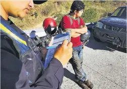  ??  ?? Operativos. El VMT y la Policía de Tránsito realizan operativos de control a motociclis­tas para verificar que tengan la documentac­ión en regla.