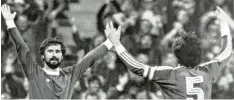  ?? Foto: dpa ?? Münchner Jubel im Jahr 1967: Gerd Müller (links) feiert mit Franz Beckenbaue­r das 2:0 gegen Real Madrid.