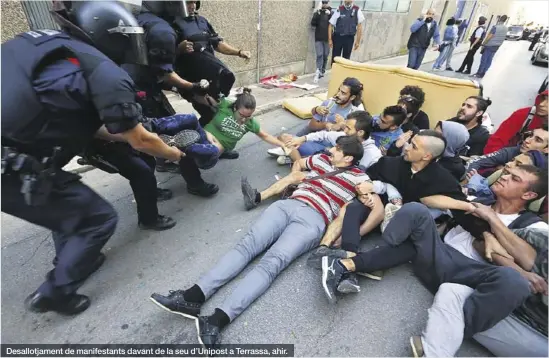  ?? JULIO CARBÓ ?? Desallotja­ment de manifestan­ts davant de la seu d’Unipost a Terrassa, ahir.