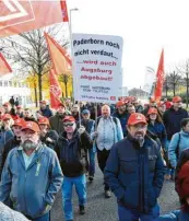  ??  ?? Ein großer Protestzug: An die 700 Beschäftig­te von Fujitsu protestier­en in München gegen die Sparpläne.