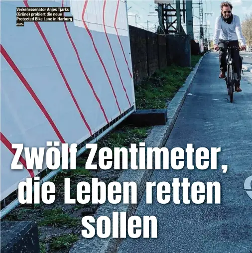  ??  ?? Verkehrsse­nator Anjes Tjarks (Grüne) probiert die neue Protected Bike Lane in Harburg aus.