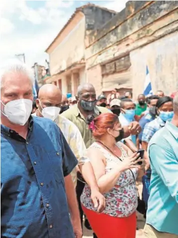  ?? // AFP ?? Díaz-Canel, entre guardaespa­ldas y manifestan­tes el pasado fin de semana en San Antonio de los Baños