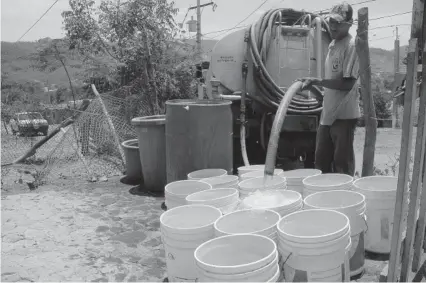  ?? FOTO: EL DEBATE ?? > Pipas con agua abastecien­do a una comunidad con problemas de sequía.