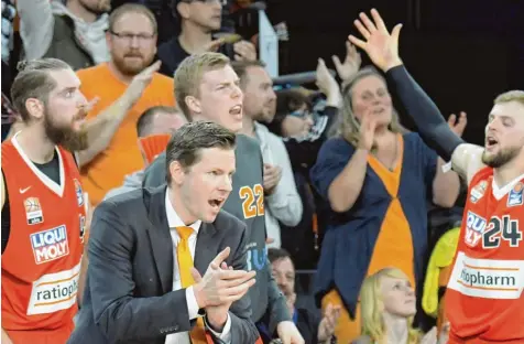  ?? Foto: dpa ?? Es gab kein Halten mehr bei den Ulmer Basketball­ern (v. l. Tim Ohlbrecht, Trainer Thorsten Leibenath, Björn Rohwer und Taylor Braun): ihr Team besiegte den deutschen Meister Brose Bamberg in einer denkwürdig­en Bundesliga Partie mit 78:63.