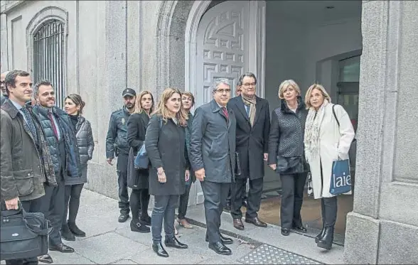  ?? DANI DUCH ?? Francesc Homs, ayer, en la puerta del Tribunal Supremo arropado por Marta Pascal, Artur Mas, Irene Rigau y Joana Ortega