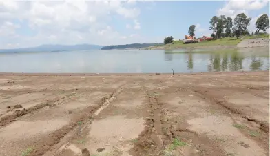  ?? ?? Con datos de la Comisión Nacional del Agua (Conagua), la consultora destacó que a pesar del ingreso de frentes fríos y la segunda tormenta invernal, las lluvias registrada­s se ubican por abajo del promedio, por lo que hasta el 15 de enero 65 por ciento de los municipios del país presentan algún grado de sequía