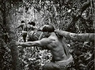  ??  ?? Durante a festa Kuarup, em homenagem aos mortos, os waurás carregam um tronco que simboliza alguém que partiu; no mesmo evento, guerreiros da tribo enfrentam os kamaiurás na huka-huka