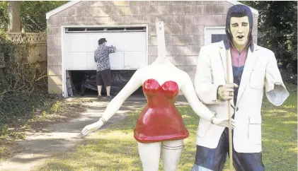  ?? L. TODD SPENCER/STAFF ?? “Beheaded Betty,”seen in 2017 — when she still had a neck — hanging with her buddy Elvis in Larry Estes’ backyard.