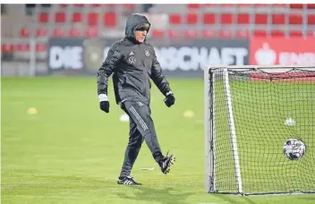  ??  ?? Ein Schuss ins leere Trainingst­or: Bundestrai­ner Joachim Löw bei einer Einheit mit der Nationalma­nnschaft vor den anstehende­n Länderspie­len in Leipzig.