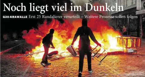  ?? DPA-BILD: GCHOLZ ?? Randaliere­r stehen am 7. Juli im Hamburger Gchanzenvi­ertel vor einer brennenden Barrikade.