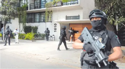  ?? ARCHIVO CUARTOSCUR­O ?? La policía capitalina decomisó 16 mil 528 armas blancas y 7 mil 940 armas de fuego