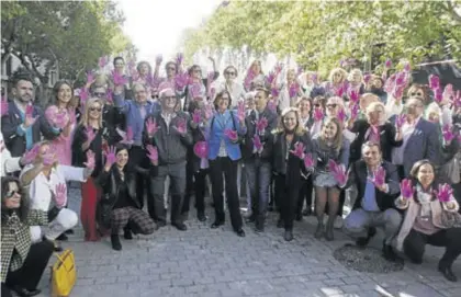  ??  ?? Autoridade­s y representa­ntes de la AECC, que participar­on en el acto por el día contra el cáncer de mama.