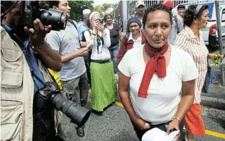  ?? / KEVIN SUTHERLAND ?? Ellen Pakkies leaves the Wynberg magistrate’s court in Cape Town where she appeared for sentencing for the murder of her Tik addict son in December 2008.