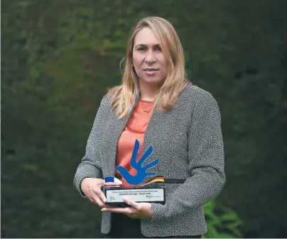  ?? / Mauricio Alvarado ?? Érika Roa, directora de Frater, recibió el premio en Bogotá.