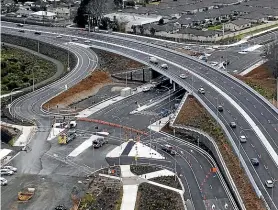  ?? MARK TAYLOR/STUFF ?? Hamilton’s ring road is completed and will aim to take thoroughfa­re traffic around the city rather than through it.