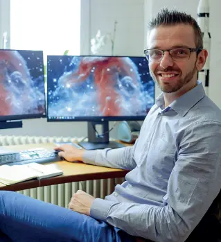  ??  ?? GuidaIl nuovo direttore del Museo di Scienze Naturali di Bolzano David Gruber, 34 anni, nel suo ufficio