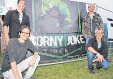  ?? FOTO: WILFRIED KOCH ?? Jannick Reif (stehend) und Lukas Aue (knieend), beide links sowie Jonas Eisemann (stehend) und Michael Steidle sind „Corny Joke“. Ihr Auftritt beim Hay-Mountain-Festival war einer der Höhepunkte des ersten RockFestiv­als.