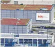  ?? FOTO: DPA ?? In die Jahre gekommen: Der Hauptstadt­flughafen BER braucht dringend eine Erweiterun­g, am besten noch vor Fertigstel­lung.
