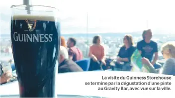  ??  ?? La visite du Guinness Storehouse se termine par la dégustatio­n d’une pinte au Gravity Bar, avec vue sur la ville.