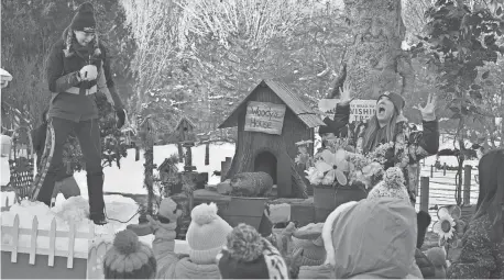  ?? PHOTOS BY SOPHIA LADA/LIVINGSTON DAILY ?? The crowd celebrates as Woody stays out of her house, meaning spring is coming soon.