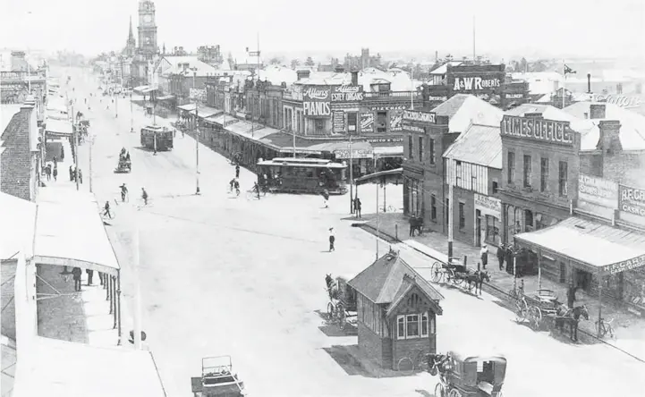  ??  ?? The Ryrie St cabbies’ shelter looking west along the street, with the former Geelong post office in the distance. The presence of Geelong trams dates the picture to shortly after 1912.